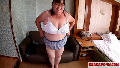 Gruba japońska mama pokazuje swoje ogromne cycki i korzysta z seks zabawki. 51-letnia azjatycka mama opowiada o swoich doświadczeniach seksualnych. Yukiko 1 OSAKAPORN gruba milf